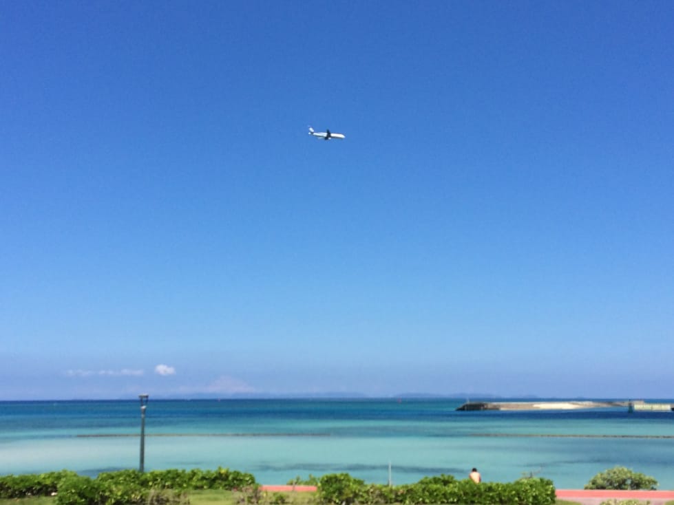 青い空に飛行機も♪ 